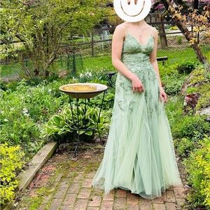 Elegant Green Lace Evening Gown